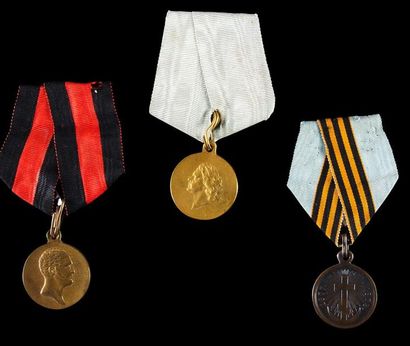 null Ensemble comprenant trois médailles: - Souvenir commémoratif de la Bataille...