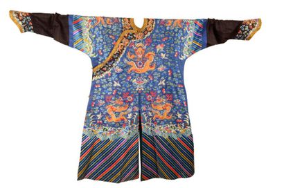 null Robe de cour, Chine, fin du XIXe siècle, sergé de soie bleue, broderie soie...