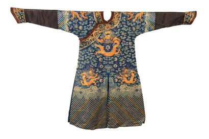 null Robe de cour, Chine, fin du XIXe siècle, en gaze bleue brodée soie polychrome...