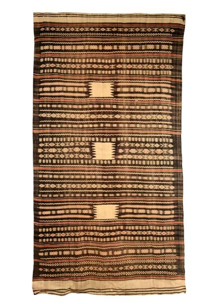 null Cape de femme berbère ou Handira, Maroc, Atlas, vers 1950, tissage en laine...