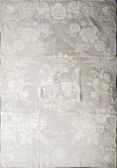 null Suite de six serviettes en damas de lin, époque XVIIIe siècle, au centre les...