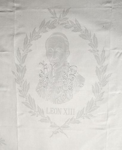null Nappe et ses douze serviettes en damas de coton historié, fin du XIXe siècle,...