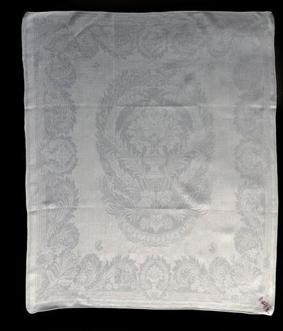 null Nappe et huit serviettes en lin damassé, époque Louis Philippe, nappe carrée...