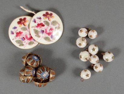 null Six ensembles de boutons, 1850-1900 environ, 2 gros boutons en porcelaine à...