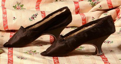 null Paire de chaussures pour dame, époque Louis XVI, satin de soie noir, ganse de...