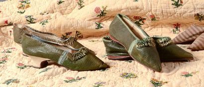 null Très rare exemple de deux paires de chaussures coordonnées pour dame, époque...
