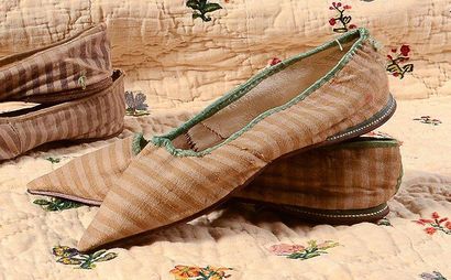 null Paire de chaussures pour dame, vers 1790-1800, de formes très allongées en pointe,...