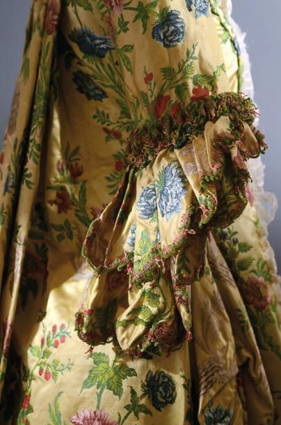 null Robe à la française, vers 1740, lampas naturaliste fond satin jaune, décor broché...