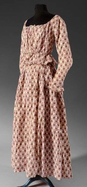 null Robe d'artisane, fin du XVIIIe-début du XIXe siècle, toile de coton crème imprimée...