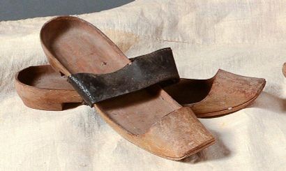 null Paire de patins de bois, début du XIXe siècle, à la forme de souliers plats...