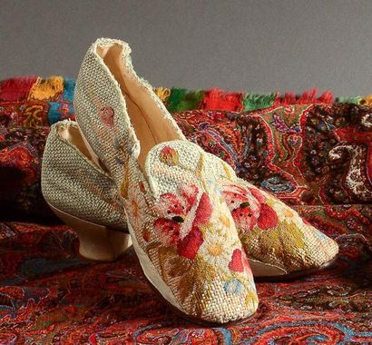null Paire de chaussures d'intérieur, vers 1850, en tapisserie au point laine et...