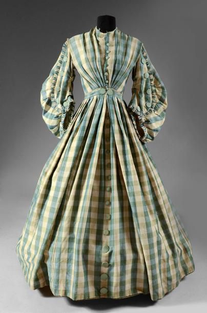 null Robe vers 1850-1855, gaze de laine à carreaux ivoire, bleus et verts, corsage...