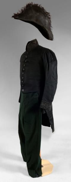 null Habit et bicorne d'uniforme, vers 1840, habit en drap noir à coupe dégagée devant...