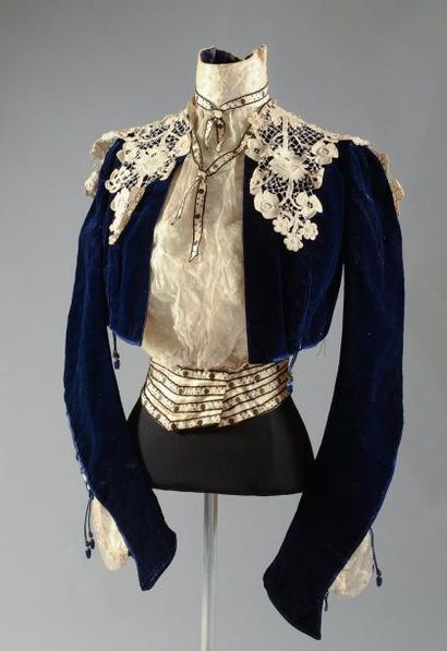 null Parties d'une élégante robe en velours de soie bleu, fin du XIXe siècle, haut...