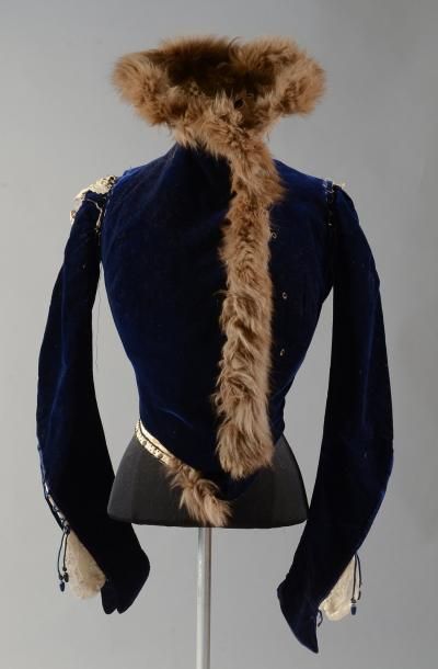 null Parties d'une élégante robe en velours de soie bleu, fin du XIXe siècle, haut...