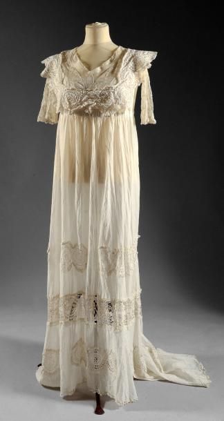 null Robe de mariée, vers 1910, dentelle de Luxeuil à motifs de lys, fond de robe...