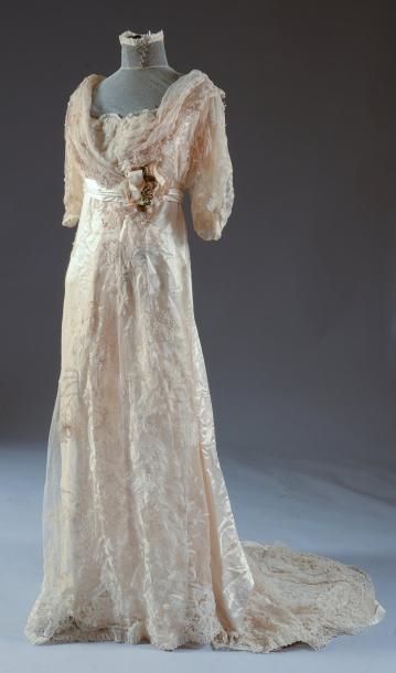 null Robe de mariée, vers 1910, dentelle de Luxeuil à motifs de lys, fond de robe...