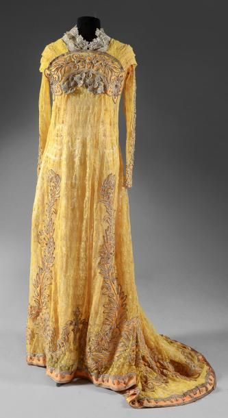 null Tea gown, vers 1910, tulle brodé de fleurettes jaune citron, fond de robe en...