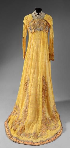 null Tea gown, vers 1910, tulle brodé de fleurettes jaune citron, fond de robe en...