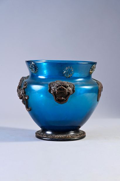 Vase en verre soufflé bleu à décor sinisant...