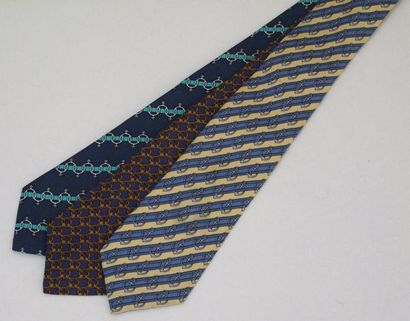 HERMES LOT DE 3 Cravates dans les différents tons de bleus, États neufs