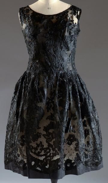 null ROBE DE COCKTAIL vers 1950-1960 Tulle noir à grand décor florale en lacet soutaché;...