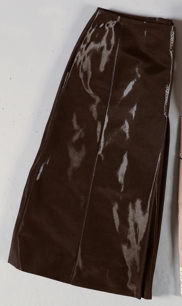 VUITTON Jupe en tissu marron satiné, forme trapèze à plis creux devant et dos. Taille...