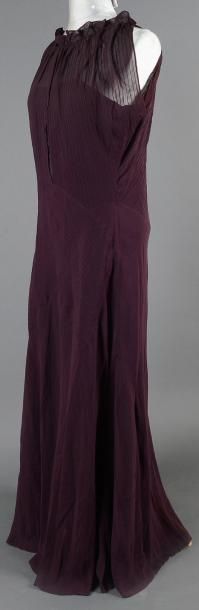 SCHIAPARELLI (attribuée) Robe longue et son dessous en mousseline de soie violet...