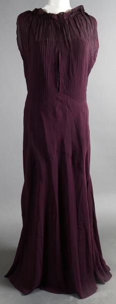 SCHIAPARELLI (attribuée) Robe longue et son dessous en mousseline de soie violet...