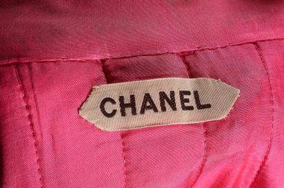 CHANEL Tailleur traditionnel en tweed rose vif, veste courte plombée par la fameuse...
