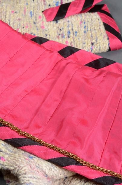 CHANEL Tailleur traditionnel en tweed rose vif, veste courte plombée par la fameuse...