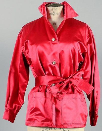 Guy LAROCHE Veste chemise en satin de soie rose avec boutons strassés, ceinture lien...