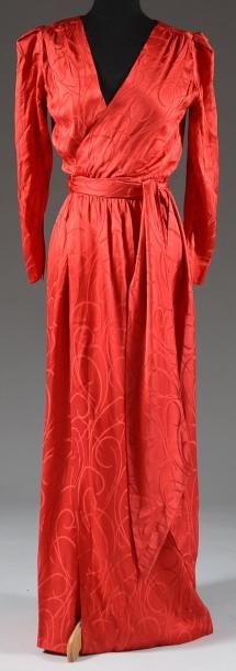 CHRISTIAN DIOR - Boutique - Paris Robe du soir en soie jacquard rouge à manches longues,...