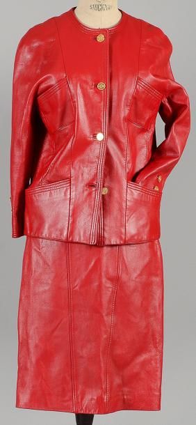 CHANEL Veste longue en cuir rouge, sans col, quatre poches plaquées, aux boutons...