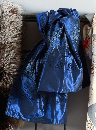 Salvatore FERRAGAMO Etole en soie double bleu vif, impression velours 50x180. Présentée...