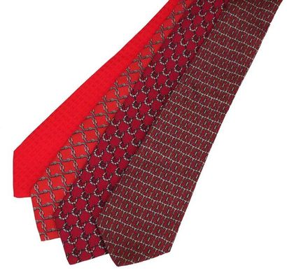 HERMES Lot de 4 Cravates dans les différents tons de rouge. Etats neufs