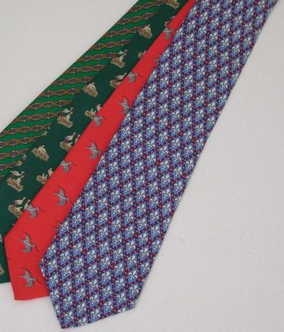 HERMES Lot de 2 Cravates dans les tons de bleu, rouge, Etats neufs