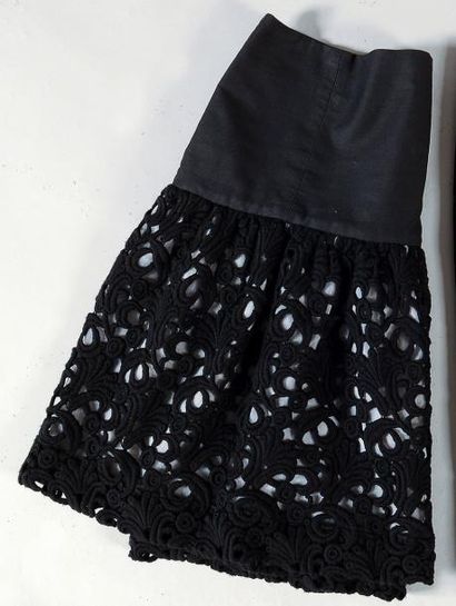 ALBERTA FERRETTI Jupe en tissu et dentelle de laine noire, large basque, forme ample...