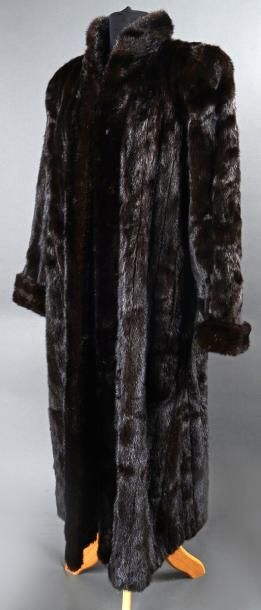 Yves Saint LAURENT Manteau en vison noir, long et droit, le dos est souple. Taille...