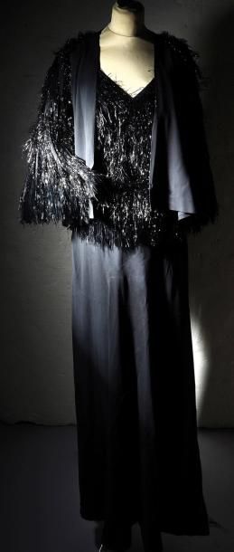 Lucien Lelong Ensemble du soir en crêpe de soie noir, la robe décolletée en pointe...