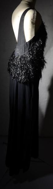 Lucien Lelong Ensemble du soir en crêpe de soie noir, la robe décolletée en pointe...