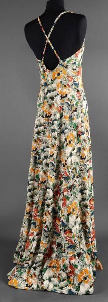 Lucien Lelong Robe du soir vers 1935, en soie gaufrée et imprimée à motif florale...