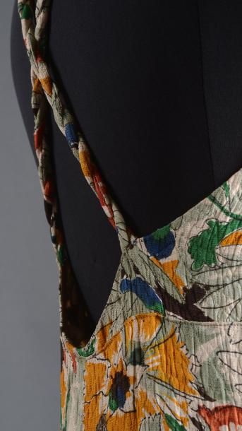 Lucien Lelong Robe du soir vers 1935, en soie gaufrée et imprimée à motif florale...
