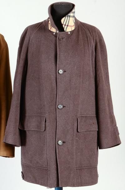 BURBERRYS Manteau trois quart homme en laine mérinos 95%, couleur marron foncé. Taille...