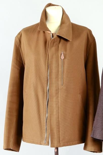 HERMES Veste en grosse cotonnade marron glacé zippée sur l'avant passepoilée de cuir,...