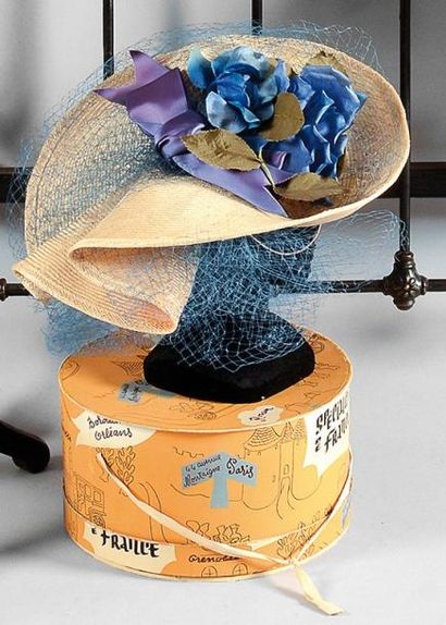 MARZI Chapeau de paille clair et de résille bleu orné de fleurs en soie bleues et...