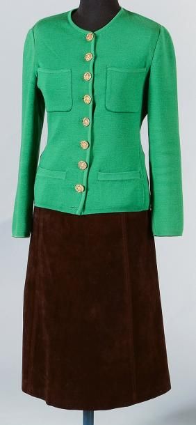 CELINE Veste en tricot vert sans col, huit boutons dorés, quatre poches plaquées....