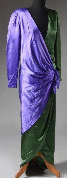 Attribuée à GUY LAROCHE Robe du soir en satin duchesse violet et vert, largement...