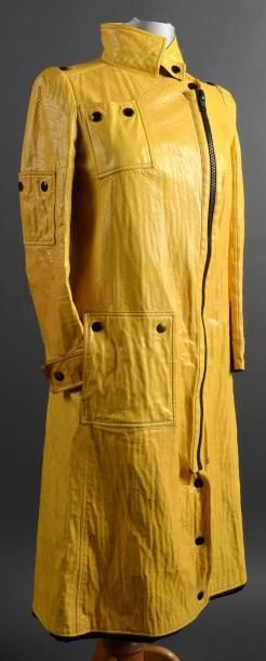 COURREGES Manteau de pluie en cirée jaune circa 1970, doublé de soie noir zippé sur...