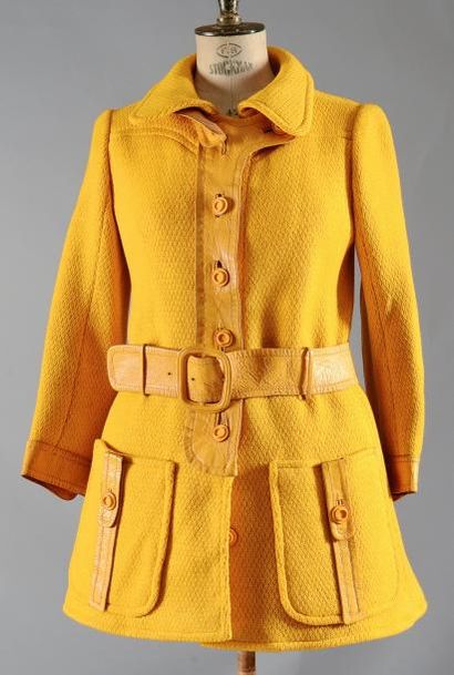 COURREGES (Manque griffe) Manteau trois quart en drap de laine jaune avec larges...